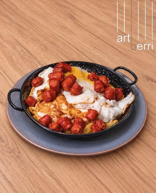 Plato con huevos, patatas y chistorra publicado por Artiberri